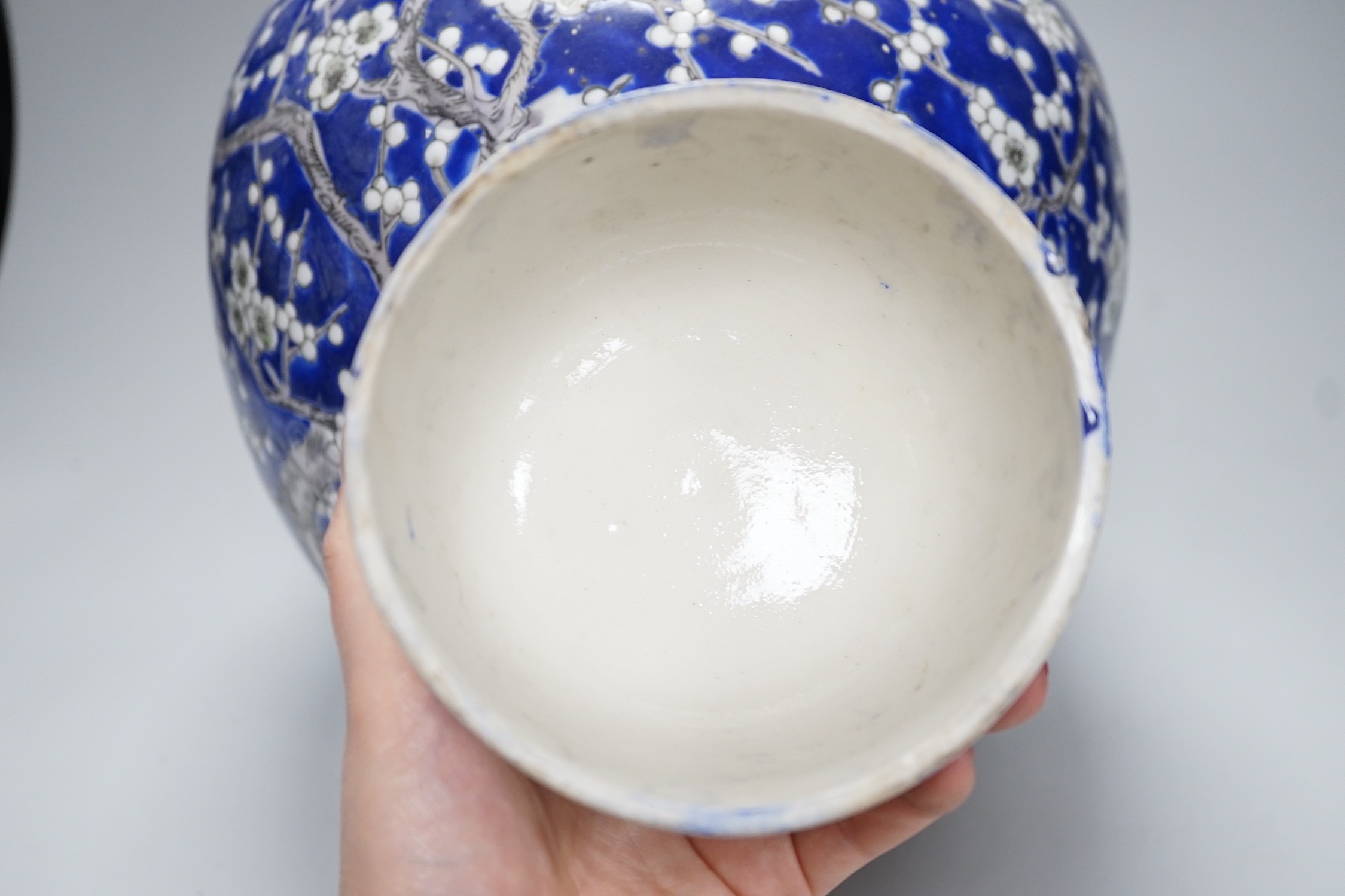 A large Chinese porcelain jar and cover, 31cm